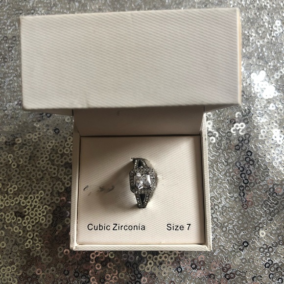 Gorgeous Princess Cut Cubic Zirconia Ring 💍 - Picture 5 of 9